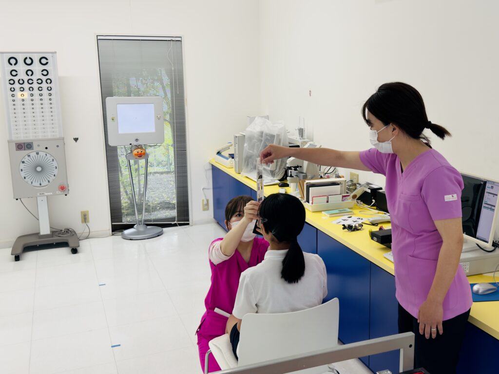 お子さんの視力検査をする視能訓練士