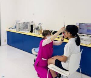 おおるり眼科の視能訓練士がお子さんのプリズム検査をする様子
