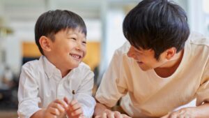 子どもの視力や健康について会話する親子