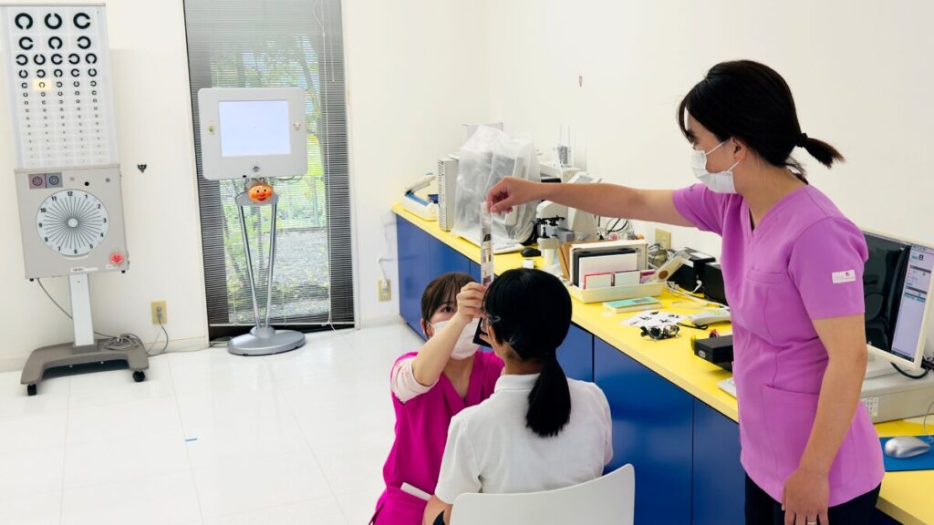 眼科で視力検査を受ける子ども