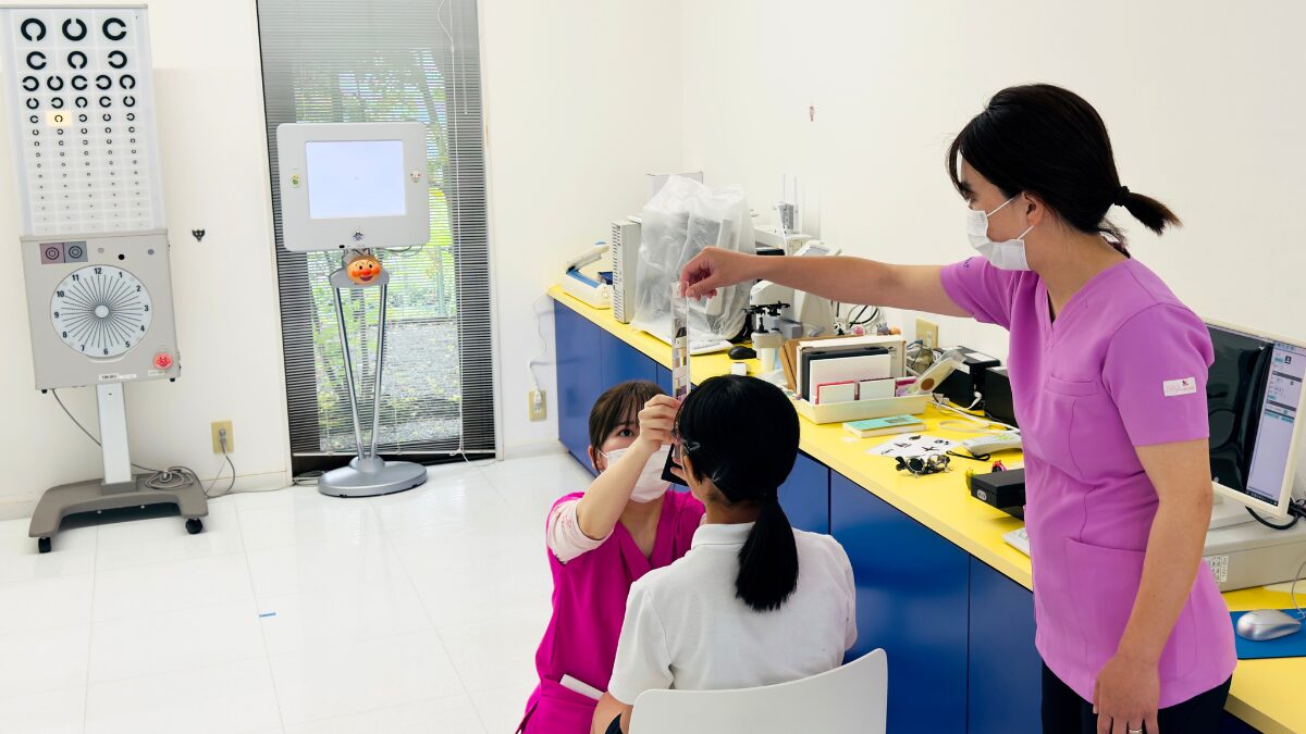 眼科で視力検査を受ける子ども