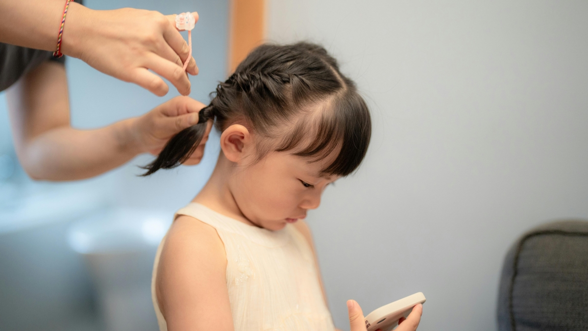 スマートフォンやタブレットを長時間使用する子どものイメージ