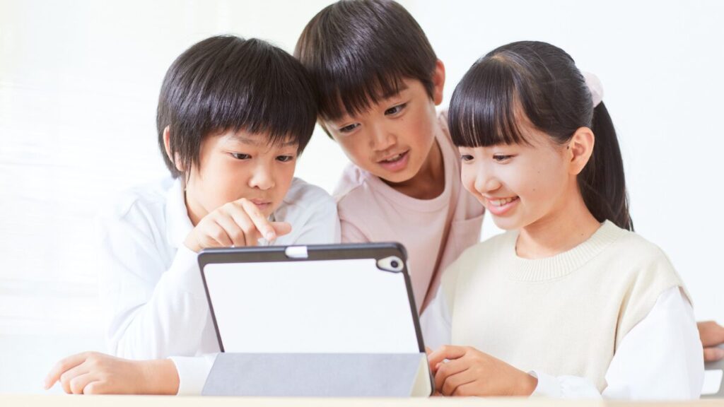 タブレットを長時間使用する子どものイメージ