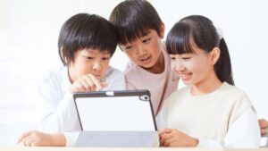 タブレットを長時間使用する子どものイメージ
