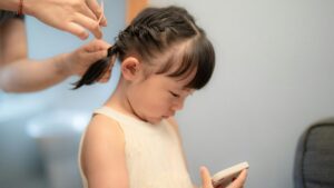 スマートフォンやタブレットを長時間使用する子どものイメージ