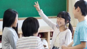 学校健診で視力低下を指摘された、黒板が見えにくそう、テレビに近づいて見る、目を細めることが増えた―― このような変化があるときは、一度眼科で状態を確認しておくことが大切です。