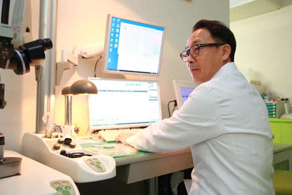 丁寧な説明を行う眼科診療の様子