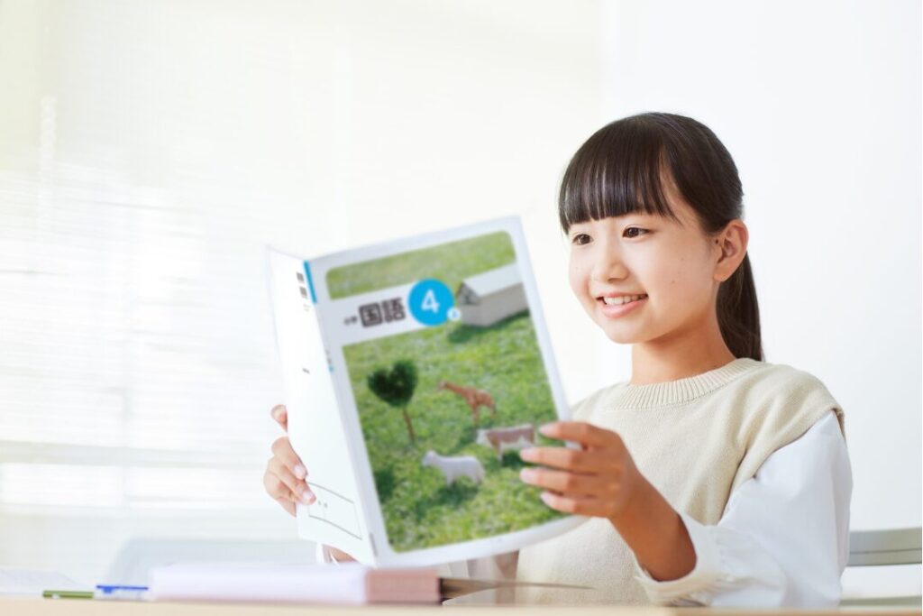 子どもの近視が気になる保護者が家庭での生活習慣を見守っている様子
