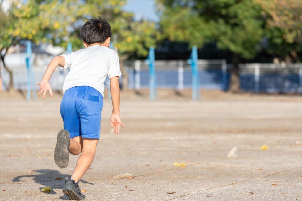子どもの近視予防のために屋外で過ごす時間を意識する様子