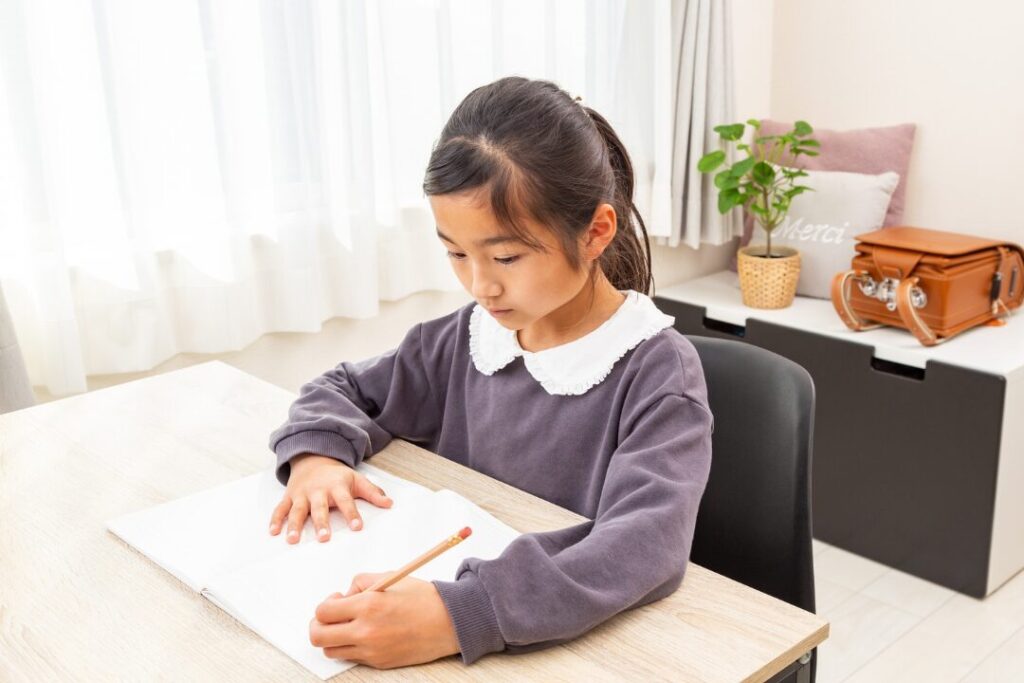 子どもの近視対策として勉強や読書の距離・姿勢・明るさを見直す様子
