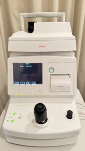 おおるり眼科クリニックに導入したコーワ製レーザーフレアーメーター FM-600α。目の中の炎症を数値で評価する検査機器